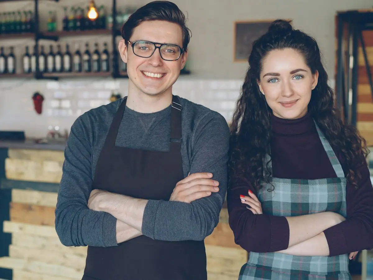 Zwei stolze Café-Inhaber vor ihrem Tresen